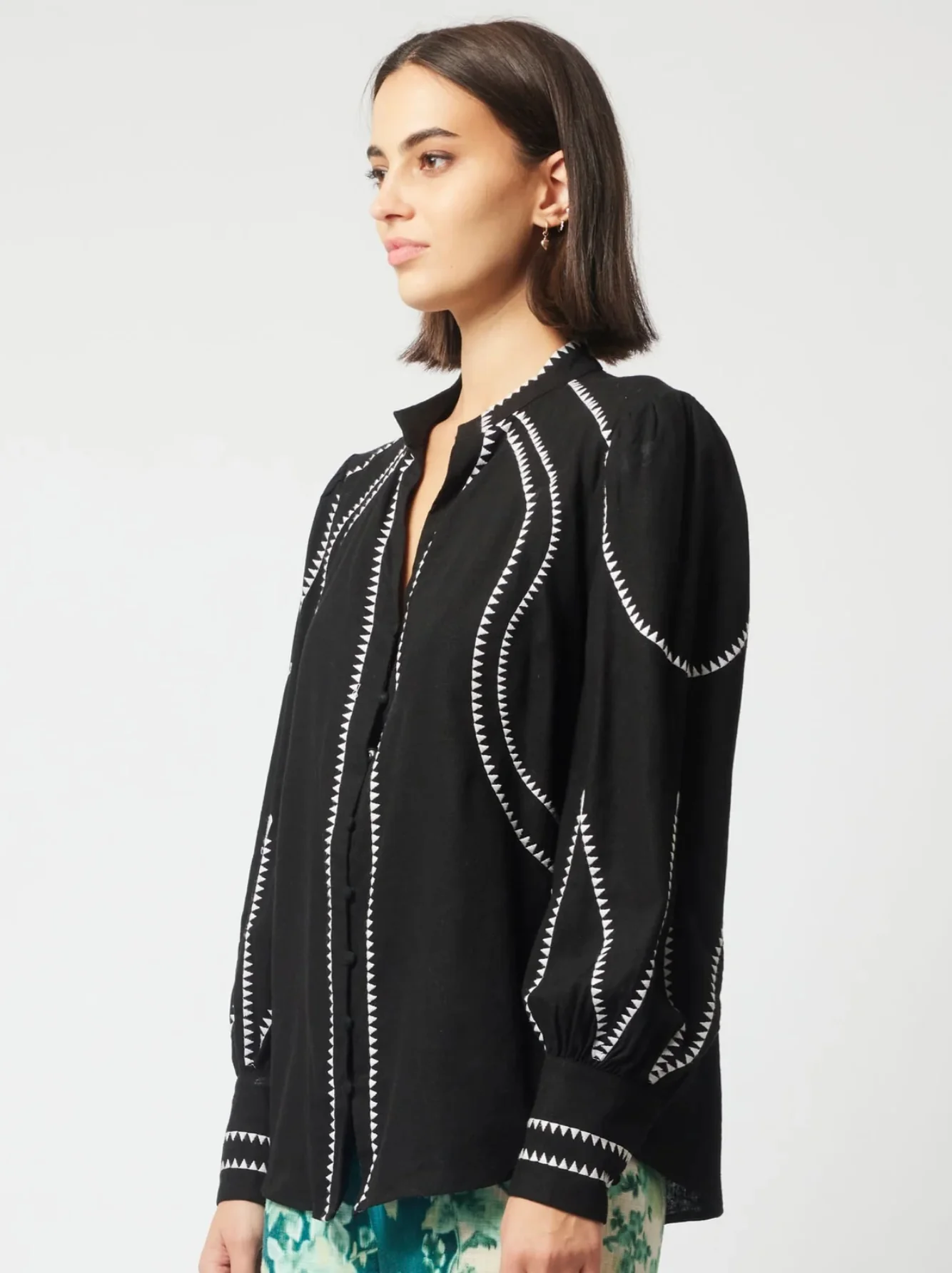 Meridian Embroidered Linen Viscose Shirt In Black - Image 4