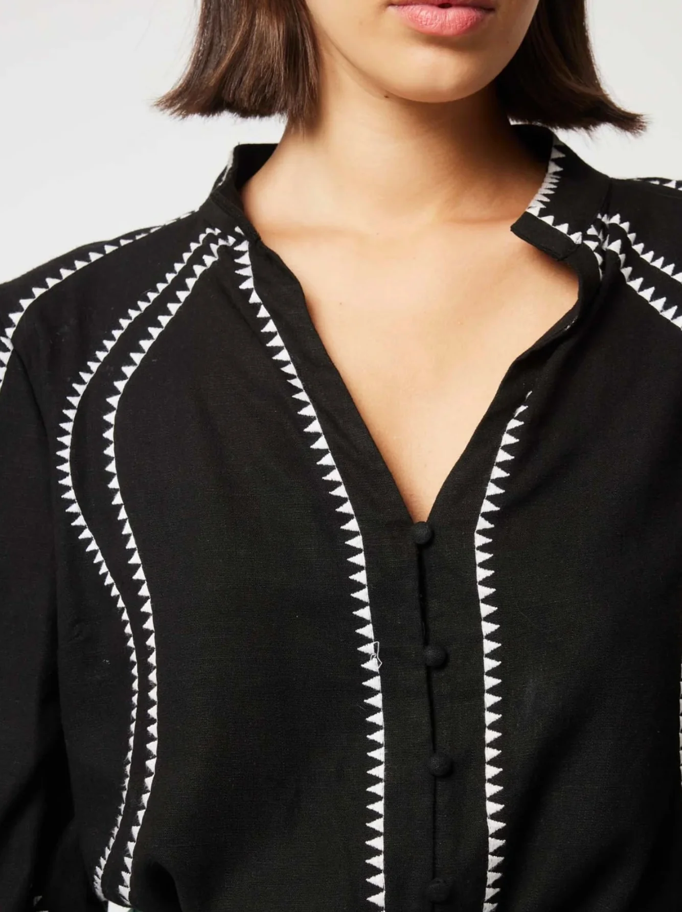 Meridian Embroidered Linen Viscose Shirt In Black - Image 7